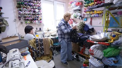 Шиє для фронту в пам’ять про сина: у Вінниці мати загиблого воїна продовжує його справу Шиє для фронту в пам’ять про сина: у Вінниці мати загиблого воїна продовжує його справу