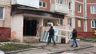 Замінюють вікна, вибиті під час влучання шахеда, Тернопіль, грудень 2024 Замінюють вікна, вибиті під час влучання шахеда, Тернопіль, грудень 2024