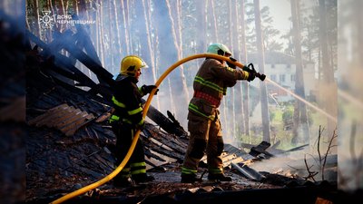 Пожежники гасять пожежу у лісі під Черніговом 27 травня 2024 року Пожежники гасять пожежу у лісі під Черніговом 27 травня 2024 року