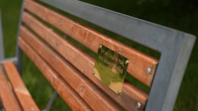 У парках та скверах Хмельницького з'явилися таблички на честь українських захисників У парках та скверах Хмельницького з'явилися таблички на честь українських захисників
