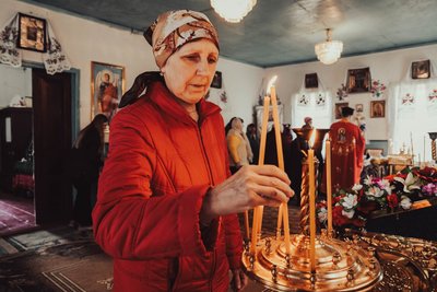 Катають яйця на могилах, кладуть цукерки й паски біля поховань та моляться: як відзначають Проводи на Сумщині Катають яйця на могилах, кладуть цукерки й паски біля поховань та моляться: як відзначають Проводи на Сумщині