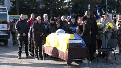 У Рівному попрощались з військовим Олегом Зваричем У Рівному попрощались з військовим Олегом Зваричем