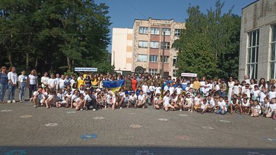 Учні та вчителі ліцею №16 передали позашляховик житомирським десантникам Учні та вчителі ліцею №16 передали позашляховик житомирським десантникам