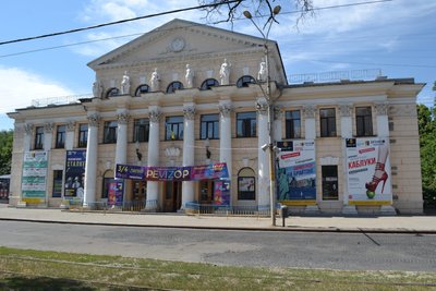 "Якщо вдома нема світла, то краще провести вечір в театрі". Як працюють театри Дніпра без світла й під обстрілами "Якщо вдома нема світла, то краще провести вечір в театрі". Як працюють театри Дніпра без світла й під обстрілами