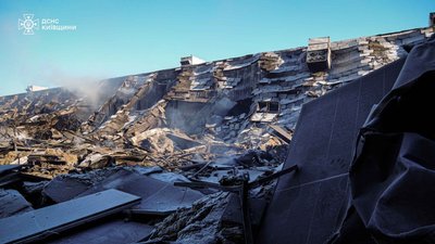 В Яготині на Київщині все ще гасять пожежу після обстрілу 7 лютого В Яготині на Київщині все ще гасять пожежу після обстрілу 7 лютого