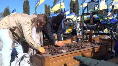Оксана Уніят, Христина Довгалюк, могила бійця Оксана Уніят, Христина Довгалюк, могила бійця