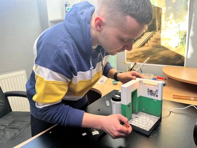 львів’янин створює мініатюрні копії під’їздів Львів львів’янин створює мініатюрні копії під’їздів Львів