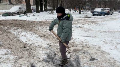 Дев'ятирічний Дамір Тимощук з Бердичева сам прибирає сніг біля свого будинку Дев'ятирічний Дамір Тимощук з Бердичева сам прибирає сніг біля свого будинку