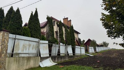 Пошкоджений паркан будинку Пошкоджений паркан будинку