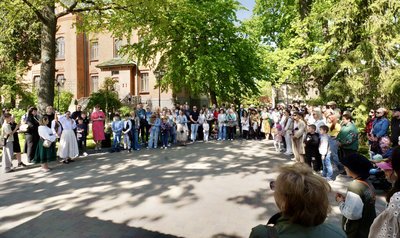 У Полтаві провели благодійний захід "Свято Весни" із традиційними піснями та іграми