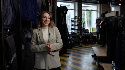Підприємиця з Чернігова розробила адаптивні штани для ветерана на двох протезах Підприємиця з Чернігова розробила адаптивні штани для ветерана на двох протезах