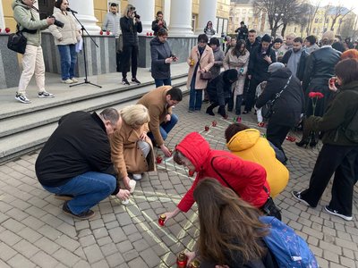 У Вінниці вшанували пам'ять загиблих у Маріупольському драмтеатрі У Вінниці вшанували пам'ять загиблих у Маріупольському драмтеатрі