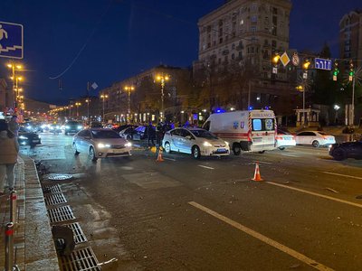Автівка проїхала на червоне: на Хрещатику сталася ДТП Автівка проїхала на червоне: на Хрещатику сталася ДТП