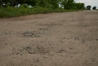 "Машини ламаються, автобус скоро, мабуть, перестане їздити". Жителі Токарів просять відремонтувати дорогу до Сум "Машини ламаються, автобус скоро, мабуть, перестане їздити". Жителі Токарів просять відремонтувати дорогу до Сум