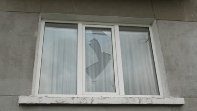 У будинках Тернополя вибило вікна внаслідок атаки дронів, війна, 1 травня 2026 року У будинках Тернополя вибило вікна внаслідок атаки дронів, війна, 1 травня 2026 року