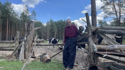 На Рівненщині дідусь 12 років живе сам у будинку серед лісу На Рівненщині дідусь 12 років живе сам у будинку серед лісу