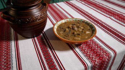 Підколочена холодна юшка з сушеними карасями — страва, яку готують раз на рік. Рецепт від господині з Острозької громади Підколочена холодна юшка з сушеними карасями — страва, яку готують раз на рік. Рецепт від господині з Острозької громади