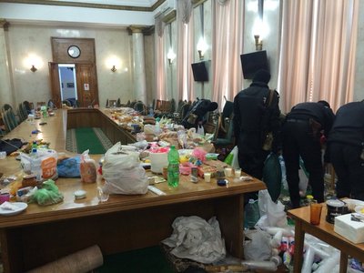 Зал у будівлі Харківської ОДА після звільнення її від сепаратистів, 2014 рік Зал у будівлі Харківської ОДА після звільнення її від сепаратистів, 2014 рік