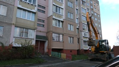 У Чернігові через будівництво провалилась частина парковки біля сусіднього будинку У Чернігові через будівництво провалилась частина парковки біля сусіднього будинку