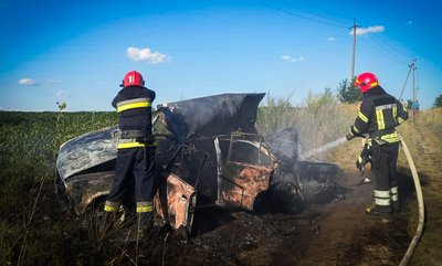 Працівники ДСНС Хмельниччини погасили пожежу в машині Працівники ДСНС Хмельниччини погасили пожежу в машині