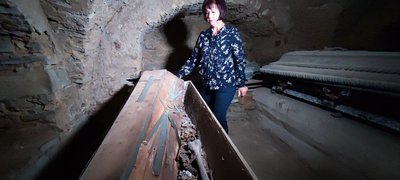 Гробівець з рештками людей Гробівець з рештками людей