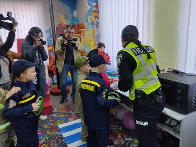 На Житомирщині дітей навчають у "класах безпеки" – до кінця року планують створити 147 таких класів На Житомирщині дітей навчають у "класах безпеки" – до кінця року планують створити 147 таких класів