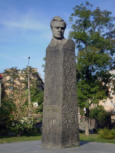 Пам'ятник Михайлові Кирпоносу у Києві Серпи й молоти на КМДА, пам'ятник Космодем'янській: чому Київ пасе задніх у законній декомунізації Пам'ятник Михайлові Кирпоносу у Києві Серпи й молоти на КМДА, пам'ятник Космодем'янській: чому Київ пасе задніх у законній декомунізації