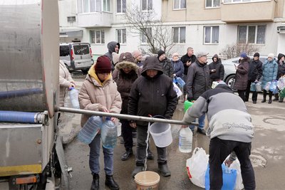 Люди набирають воду, яку їм підвозять через аварію на каналізаційному колекторі Люди набирають воду, яку їм підвозять через аварію на каналізаційному колекторі