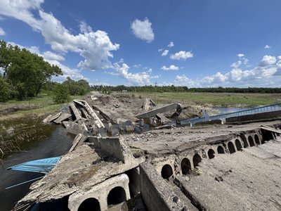 “Тепер дороги немає”: зруйновано міст між селами в Великописарівській громаді “Тепер дороги немає”: зруйновано міст між селами в Великописарівській громаді