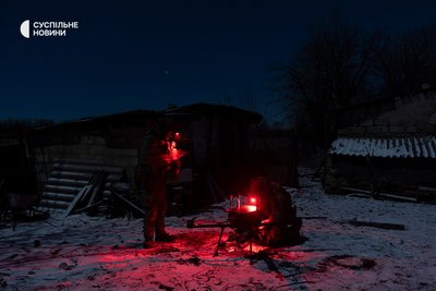 Бійці екіпажу нічного дрона батальйону "Щедрик" налаштовують безпілотник перед запуском на Покровському напрямку Бійці екіпажу нічного дрона батальйону "Щедрик" налаштовують безпілотник перед запуском на Покровському напрямку