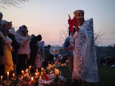 Священник Дмитро Костащук освячує великодні кошики у Свято-Миколаївському храмі в Заставні Чернівецької області Священник Дмитро Костащук освячує великодні кошики у Свято-Миколаївському храмі в Заставні Чернівецької області