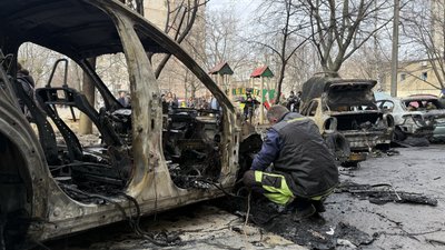 Чоловік поряд зі згорілим авто у Холодногірському районі Харкова, 25 березня 2026 року Чоловік поряд зі згорілим авто у Холодногірському районі Харкова, 25 березня 2026 року