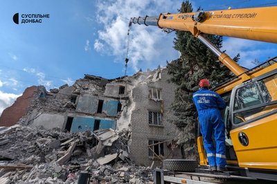 Російські війська завдали удару по центру Слов'янська: влучили у будівлю гуртожитку Російські війська завдали удару по центру Слов'янська: влучили у будівлю гуртожитку