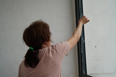 Жінка на пошкодженому балконі в Харкові Жінка на пошкодженому балконі в Харкові