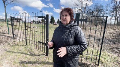 "Будинки за 30 метрів від могил": у селі на Чернігівщині люди вимагають від місцевої влади зупинити хаотичне поховання "Будинки за 30 метрів від могил": у селі на Чернігівщині люди вимагають від місцевої влади зупинити хаотичне поховання