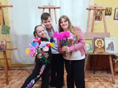 Діти Юлії Вероніка (зліва) та Данило (посередині) з подругою навчаються образотворчому мистецтву, фото зроблене у період з 2025 по 2026 рік, Хмельницький Діти Юлії Вероніка (зліва) та Данило (посередині) з подругою навчаються образотворчому мистецтву, фото зроблене у період з 2025 по 2026 рік, Хмельницький