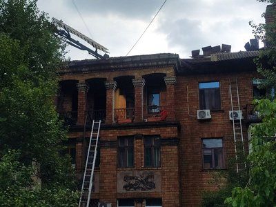 У Києві спалахнула пожежа у триповерхівці. Що відомо