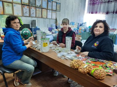 Працівниці благодійного фонду "Медицина Херсонщини" у Кропивницькому фасують насіння зелені та овочів, які роздаватимуть переселенцям Працівниці благодійного фонду "Медицина Херсонщини" у Кропивницькому фасують насіння зелені та овочів, які роздаватимуть переселенцям