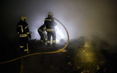 Горіла нежитлова будівля: у Черкасах на пожежі врятували чоловіка Горіла нежитлова будівля: у Черкасах на пожежі врятували чоловіка