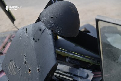 Пошкоджені будинки та уламки дронів: фоторепортаж з передмістя Одеси після атаки БпЛА Пошкоджені будинки та уламки дронів: фоторепортаж з передмістя Одеси після атаки БпЛА