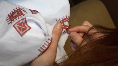 Вишиває на зустрічах і в чергах: історія житомирянки про своє захоплення Вишиває на зустрічах і в чергах: історія житомирянки про своє захоплення
