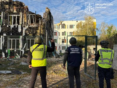 Відбудувати, щоб знову втратити: чому держава зводить школи й дороговартісні лікарні близько до фронту Відбудувати, щоб знову втратити: чому держава зводить школи й дороговартісні лікарні близько до фронту