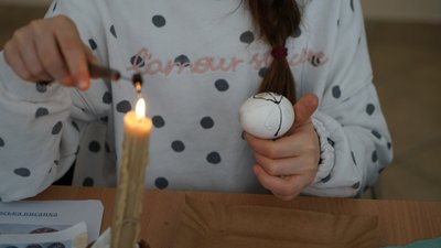 В Ужгороді провели майстерклас з виготовлення воскової писанки В Ужгороді провели майстерклас з виготовлення воскової писанки