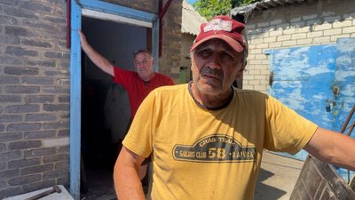 “Усе ледь тримається”: як жителі Ясної Поляни відновлюють будинки після удару “Смерчем” “Усе ледь тримається”: як жителі Ясної Поляни відновлюють будинки після удару “Смерчем”