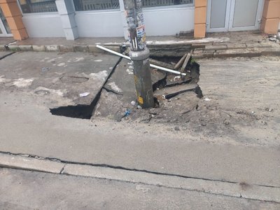 Біля метро "Деміївська" через просідання ґрунту демонтують частину магазинів — КМДА Біля метро "Деміївська" через просідання ґрунту демонтують частину магазинів — КМДА