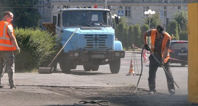 Комунальники під час роботи Комунальники під час роботи