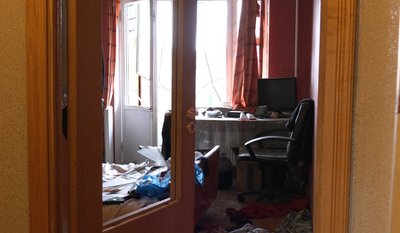 кімната після вибуху, скло на підлозі кімната після вибуху, скло на підлозі