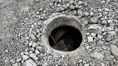 "Їздять по обочині": у Полтаві місцеві скаржаться на розбиту дорогу біля Київського вокзалу "Їздять по обочині": у Полтаві місцеві скаржаться на розбиту дорогу біля Київського вокзалу