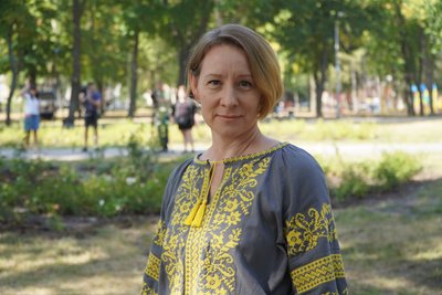 У Дніпрі переселенці з Бахмута висадили майже сотню кущів троянд У Дніпрі переселенці з Бахмута висадили майже сотню кущів троянд