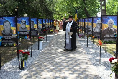 У Долинській на Кіровоградщині облаштували алею зі світлинами полеглих захисників У Долинській на Кіровоградщині облаштували алею зі світлинами полеглих захисників